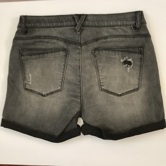 MAC and ME Women’s Tummy Control Size 6 DISTRESSED Vintage Cuff Shorts NWOT - Picture 2 of 2